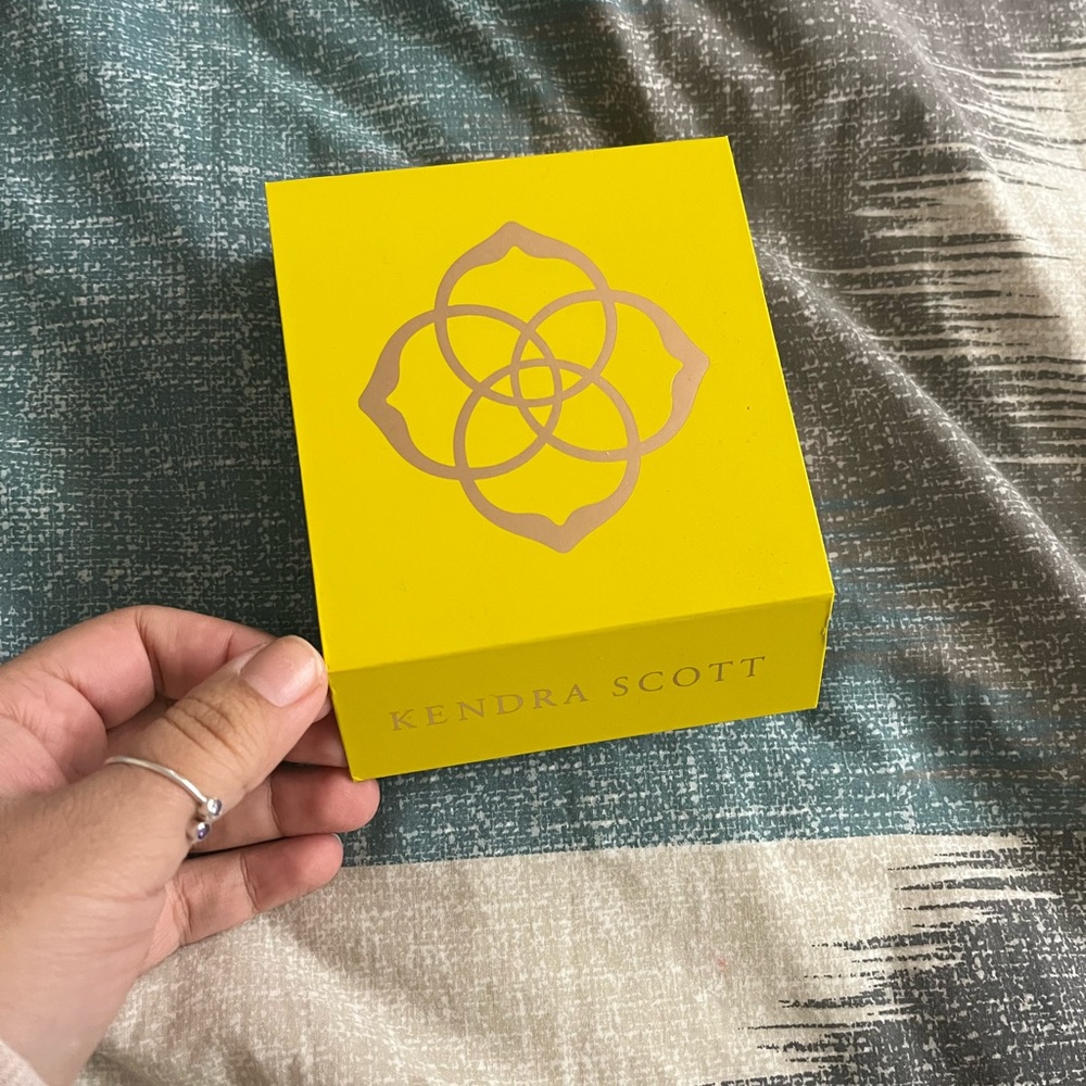 Kendra Scott box